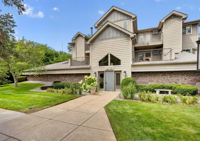 2nd image of 2170 Ridge Dr #14, Saint Louis Park, MN 55416 | MLS# 7133335