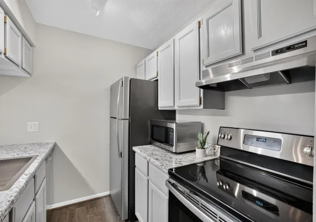 4th image of 2170 Ridge Dr, St. Louis Park, MN 55416