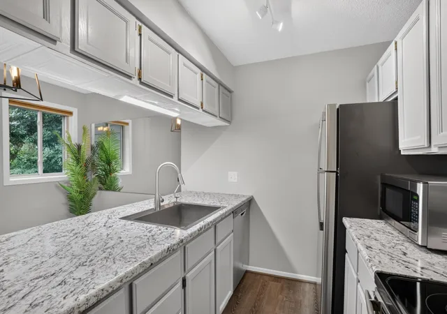 5th image of 2170 Ridge Dr, St. Louis Park, MN 55416