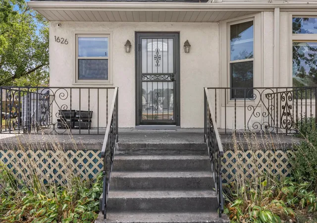 Listing Photo 1 - Condo for sale in building located at 1626 Englewood Ave, Saint Paul, MN 55104 - Unit #