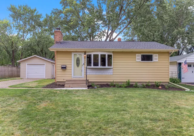 Photo 1 of Single family home for sale at 617 E Lincoln Rd, New Richmond, WI 54017 | MLS# 7133349 | Listing updated on 2026-08-31