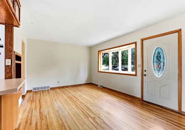 Photo 3 of Single family home for sale at 617 E Lincoln Rd, New Richmond, WI 54017 | MLS# 7133349 | Listing updated on 2026-08-31