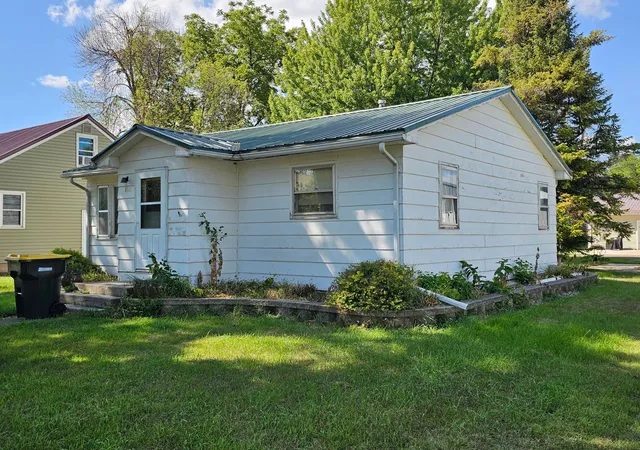 3rd image of 204 5Th Ave W, Lamberton, MN 56152 | MLS# 7133367