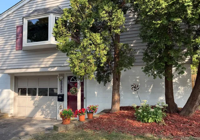 Photo 3 of Single family home for sale at 2762 Mcnair Dr N, Robbinsdale, MN 55422 | MLS# 7133424 | Listing updated on 2026-09-13