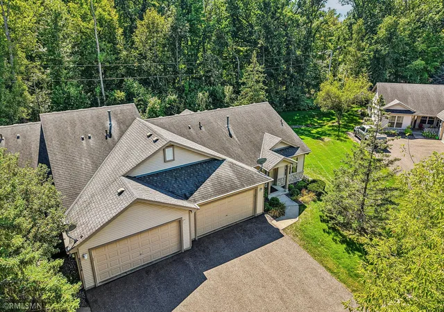 Photo 4 of Sale Pending at 27726 Woodland Dr, Chisago City, MN 55013 | MLS# 7133467 | Listing updated on 2026-09-28