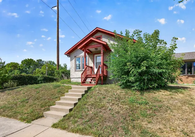 Photo 2 of Single family home for sale at 287 Duke St, Saint Paul, MN 55102 | MLS# 7133521 | Listing updated on 2026-08-30