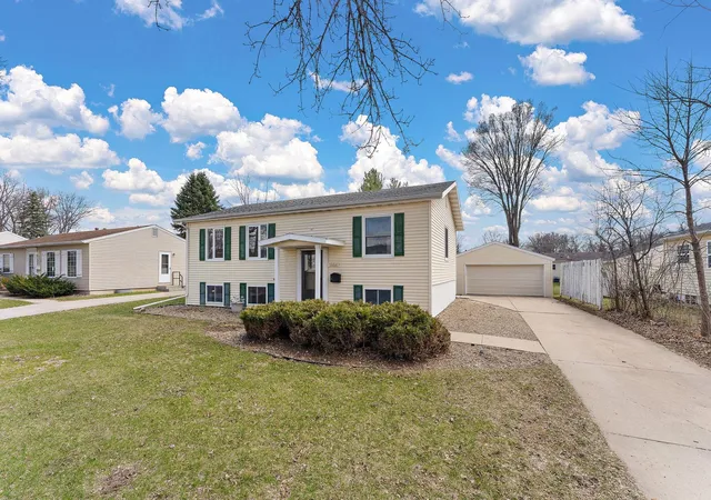2nd image of 1866 38th St Nw, Rochester, MN 55901 | MLS# 7133531