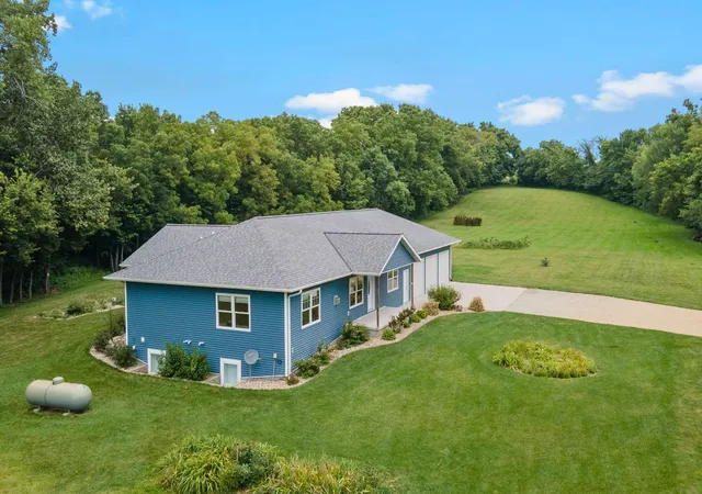 Photo 4 of Single family home for sale at 40970 35 St, Janesville, MN 56048 | MLS# 7133560 | Listing updated on 2026-08-31