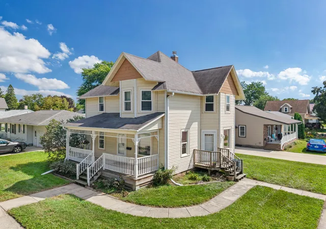 Photo 1 of Single family home for sale at 304 E Jefferson St, Caledonia, MN 55921 | MLS# 7133672 | Listing updated on 2026-08-27