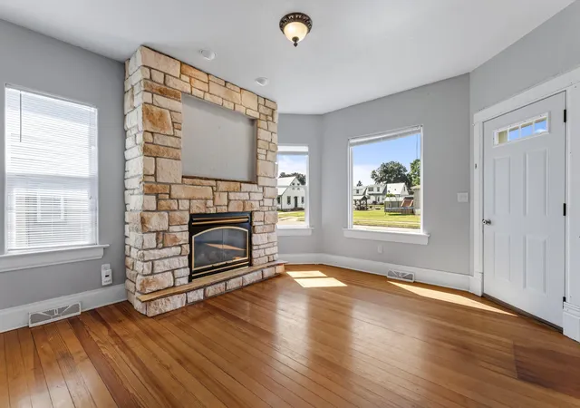 Photo 2 of Single family home for sale at 304 E Jefferson St, Caledonia, MN 55921 | MLS# 7133672 | Listing updated on 2026-08-27