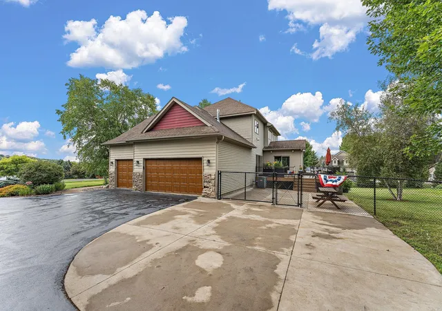 Photo 4 of Single family home for sale at 23140 Grandview Wy, Lakeville, MN 55044 | MLS# 7133679 | Listing updated on 2026-10-06