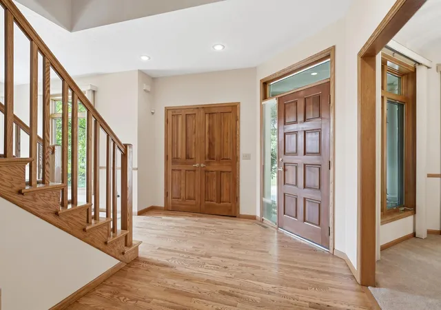 Photo 4 of Single family home for sale at 14817 Summit Oaks Dr, Burnsville, MN 55337 | MLS# 7133682 | Listing updated on 2026-10-20