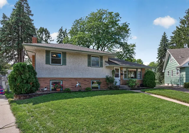Photo 2 of Sale Pending at 2220 Cardinal Pl, Saint Paul, MN 55119 | MLS# 7133712 | Listing updated on 2026-10-15