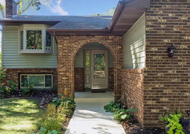 Photo 4 of Single family home for sale at 4469 Wood Duck Dr, Saint Paul, MN 55127 | MLS# 7133775 | Listing updated on 2026-10-23