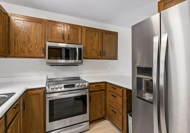 Listing Photo 5 - Condo for sale in building located at 942 E Travelers Trl, Burnsville, MN 55337 - Unit #58