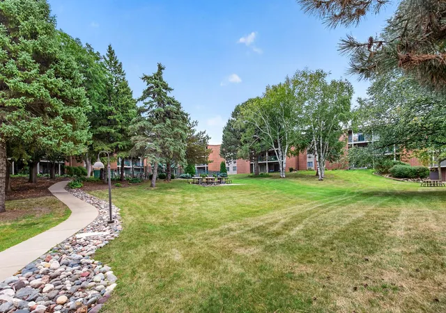2nd image of 1700 Four Oaks Rd, Eagan, MN 55121