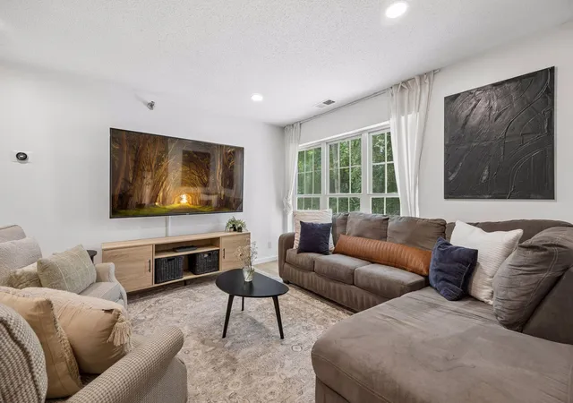 2nd image of 6040 Chasewood Pkwy #2, Minnetonka, MN 55343 | MLS# 7133877