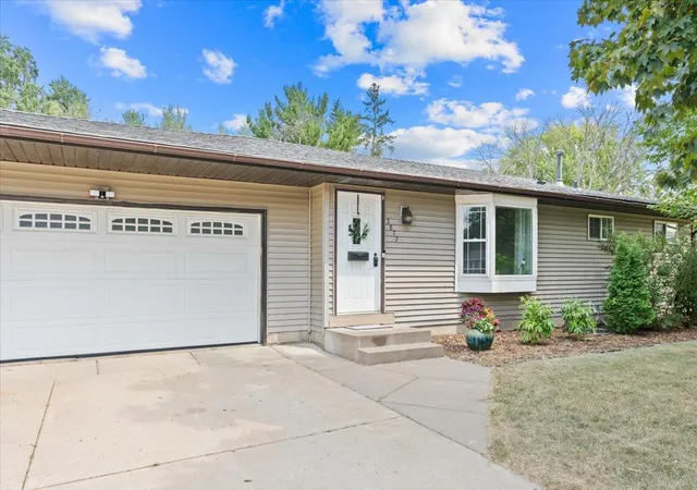 Photo 3 of Sale Pending at 3877 71st St E, Inver Grove Heights, MN 55076 | MLS# 7133984 | Listing updated on 2026-09-08