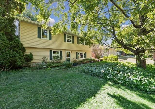 Photo 1 of Single family home for sale at 450 Ranchview Ln N, Plymouth, MN 55447 | MLS# 7134068 | Listing updated on 2026-10-09
