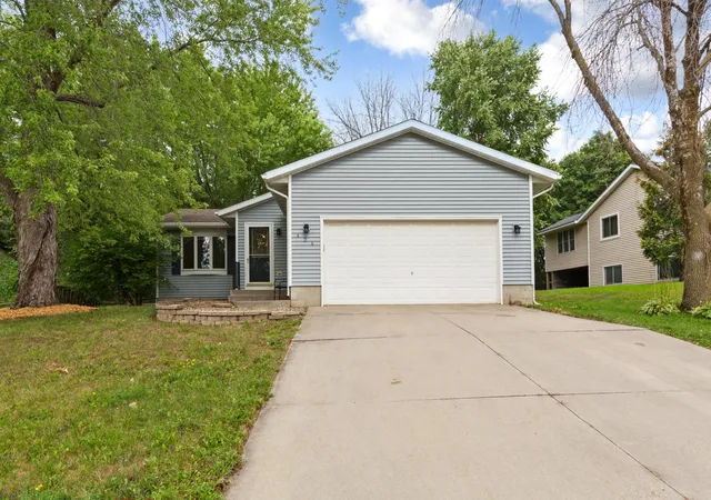 Photo 3 of Single family home for sale at 424 Littleford Ln, Faribault, MN 55021 | MLS# 7134139 | Listing updated on 2026-09-29