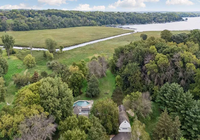 Photo 2 of Single family home for sale at 440 N Arm Dr, Orono, MN 55364 | MLS# 7134327 | Listing updated on 2026-08-30