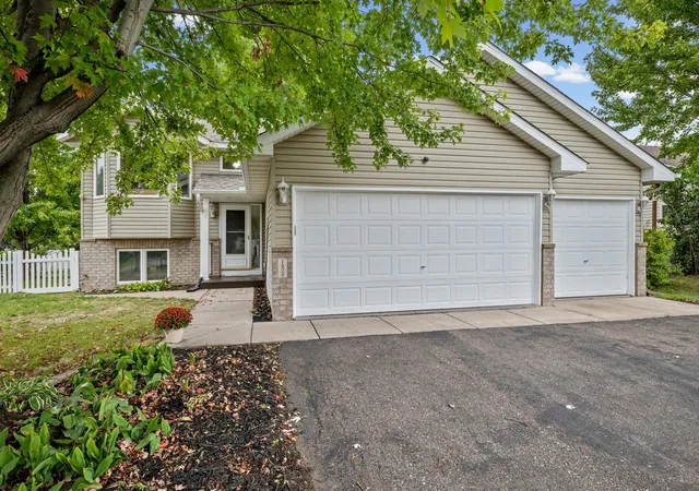 Photo 2 of Single family home for sale at 1825 Lupine Dr, Hudson, WI 54016 | MLS# 7134329 | Listing updated on 2026-09-25
