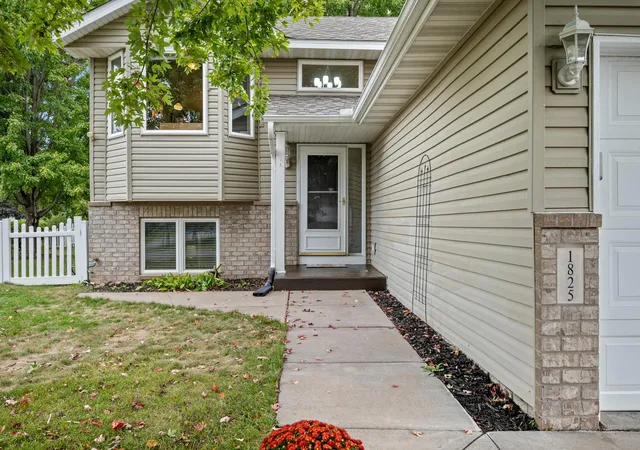 Photo 3 of Single family home for sale at 1825 Lupine Dr, Hudson, WI 54016 | MLS# 7134329 | Listing updated on 2026-09-25