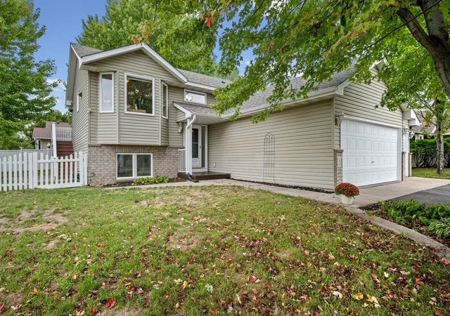 Photo 3 of Single family home for sale at 1825 Lupine Dr, Hudson, WI 54016 | MLS# 7134329 | Listing updated on 2026-09-25