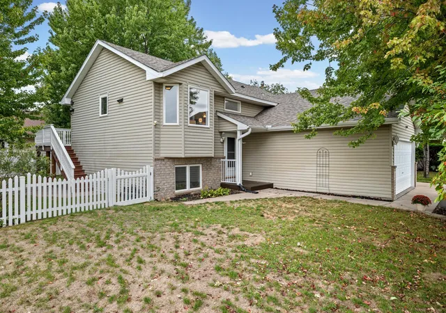Photo 4 of Single family home for sale at 1825 Lupine Dr, Hudson, WI 54016 | MLS# 7134329 | Listing updated on 2026-09-25
