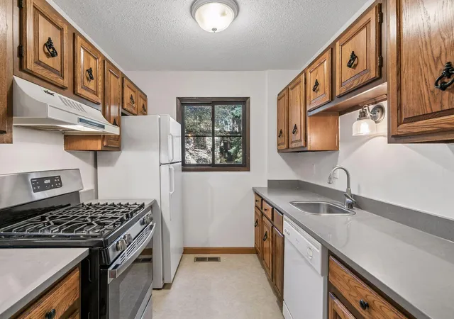 Photo 3 of Single family home for sale at 13748 Heather Hills Dr, Burnsville, MN 55337 | MLS# 7134379 | Listing updated on 2026-09-01