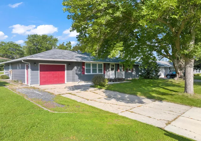 Photo 1 of Single family home for sale at 1006 Elmhill Dr, Albert Lea, MN 56007 | MLS# 7134468 | Listing updated on 2026-09-24