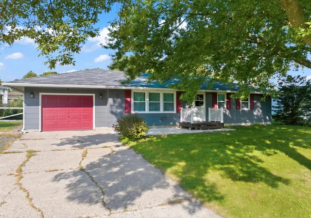 Photo 2 of Single family home for sale at 1006 Elmhill Dr, Albert Lea, MN 56007 | MLS# 7134468 | Listing updated on 2026-09-24