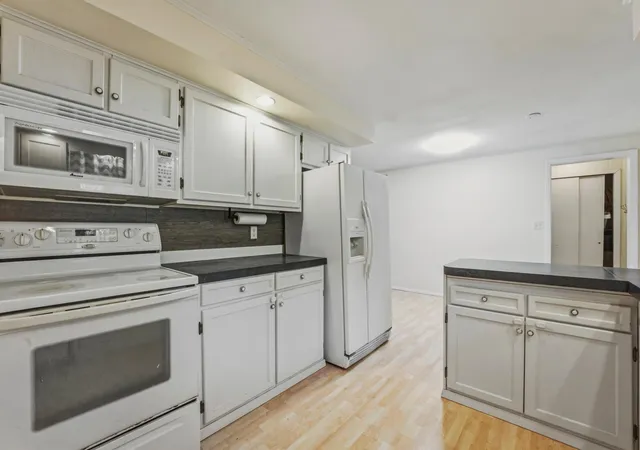 Photo 4 of Single family home for sale at 1006 Elmhill Dr, Albert Lea, MN 56007 | MLS# 7134468 | Listing updated on 2026-09-24