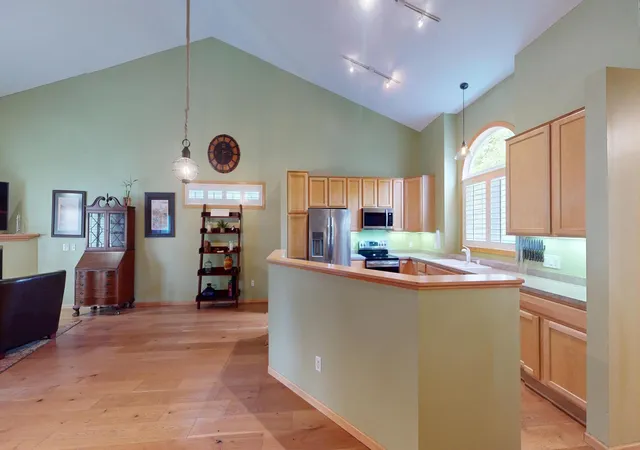 Photo 4 of Single family home for sale at 915 Kimberly Ln, Chanhassen, MN 55317 | MLS# 7134539 | Listing updated on 2026-10-05