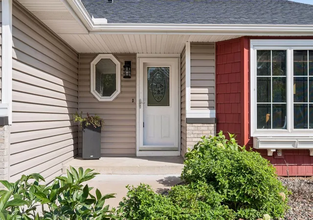 Photo 3 of Single family home for sale at 4751 Heather Ridge Rd N, Oakdale, MN 55128 | MLS# 7134580 | Listing updated on 2026-09-16