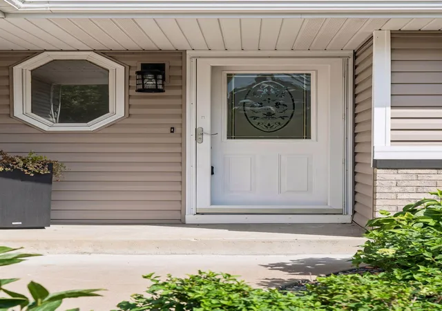Photo 4 of Single family home for sale at 4751 Heather Ridge Rd N, Oakdale, MN 55128 | MLS# 7134580 | Listing updated on 2026-09-16