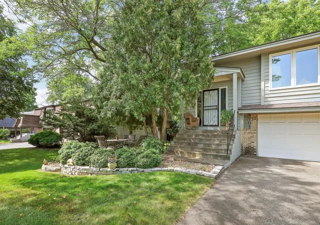 Photo 4 of Townhouse for sale at 9700 Utica Rd, Bloomington, MN 55437 | MLS# 7134591 | Listing updated on 2026-09-16