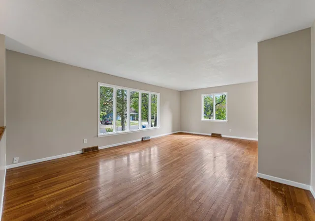 Photo 3 of Single family home for sale at 828 Fremont St E, Northfield, MN 55057 | MLS# 7134737 | Listing updated on 2026-10-19