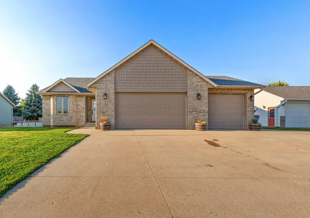 Photo 3 of Single family home for sale at 1390 18th St Se, Owatonna, MN 55060 | MLS# 7134776 | Listing updated on 2026-10-12
