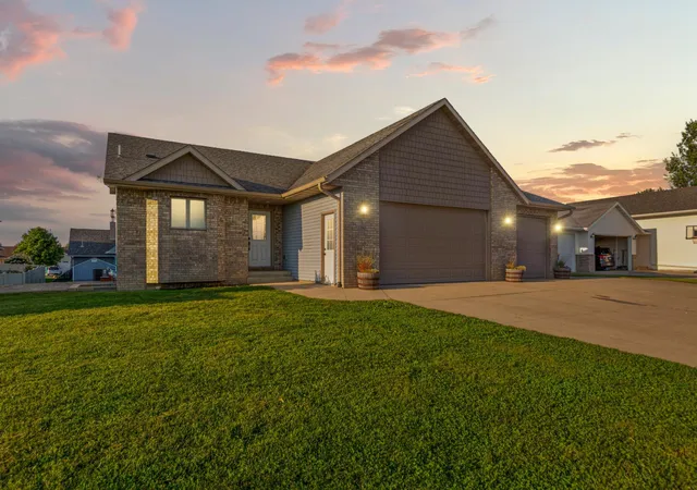 Photo 3 of Single family home for sale at 1390 18th St Se, Owatonna, MN 55060 | MLS# 7134776 | Listing updated on 2026-08-31