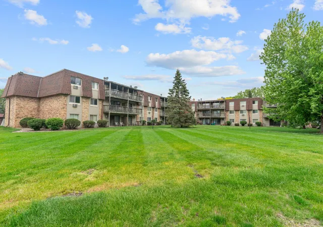 Listing Photo 2 - Condo for sale in building located at 2009 E 122nd St, Burnsville, MN 55337 - Unit #C8