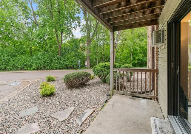 Listing Photo 5 - Condo for sale in building located at 2009 E 122nd St, Burnsville, MN 55337 - Unit #C8