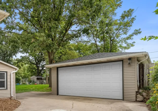 Photo 2 of Sale Pending at 907 Willow St S, Faribault, MN 55021 | MLS# 7134853 | Listing updated on 2026-09-13
