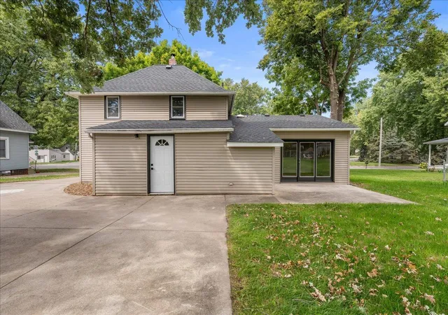 Photo 4 of Sale Pending at 907 Willow St S, Faribault, MN 55021 | MLS# 7134853 | Listing updated on 2026-09-13
