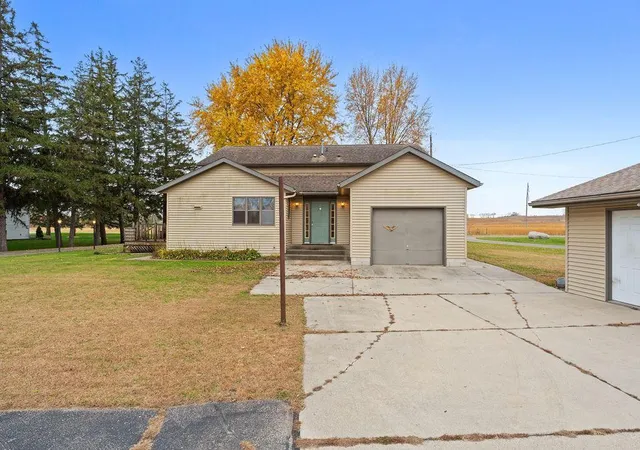 Photo 3 of Single family home for sale at 425 W Franklin St, Morristown, MN 55052 | MLS# 7134869 | Listing updated on 2026-08-28
