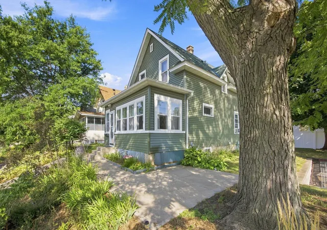 Photo 3 of Single family home for sale at 1825 Minnehaha Ave W, Saint Paul, MN 55104 | MLS# 7134935 | Listing updated on 2026-10-04