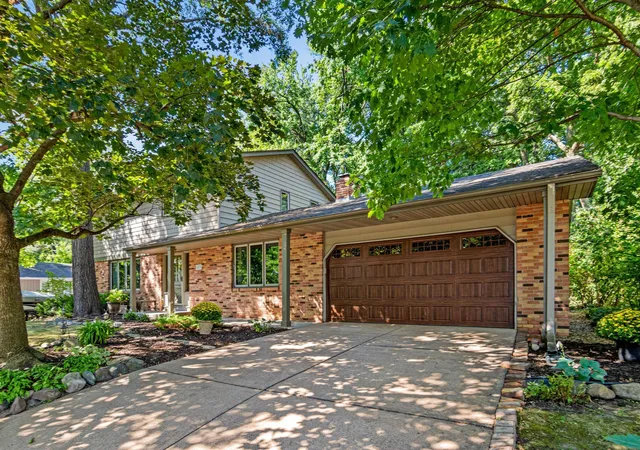 Photo 3 of Sale Pending at 4035 Quaker Ln N, Plymouth, MN 55441 | MLS# 7134956 | Listing updated on 2026-09-18
