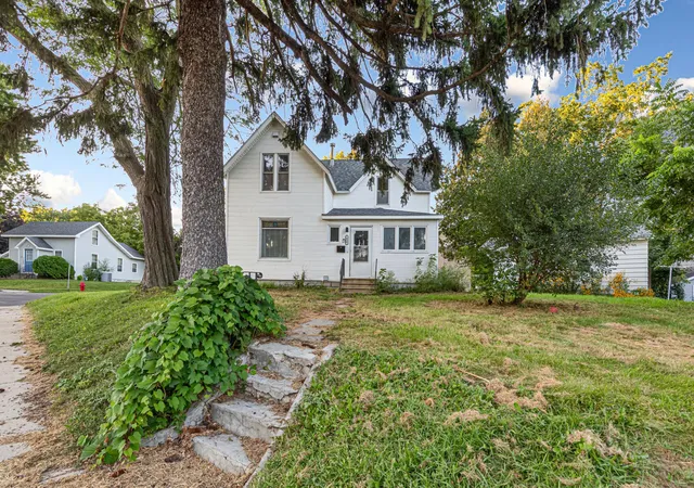 Photo 2 of Single family home for sale at 430 Fairview St, Owatonna, MN 55060 | MLS# 7135075 | Listing updated on 2026-09-19