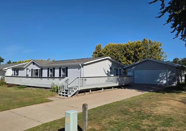 Photo 2 of Single family home for sale at 320 6th Ave Ne, Plainview, MN 55964 | MLS# 7135207 | Listing updated on 2026-10-22