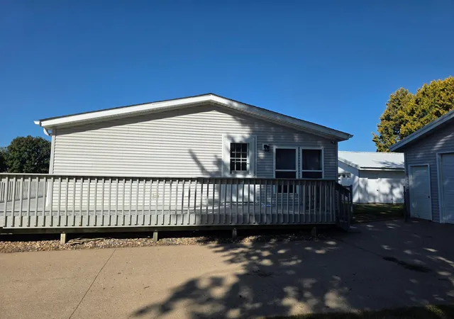 Photo 3 of Single family home for sale at 320 6th Ave Ne, Plainview, MN 55964 | MLS# 7135207 | Listing updated on 2026-10-22